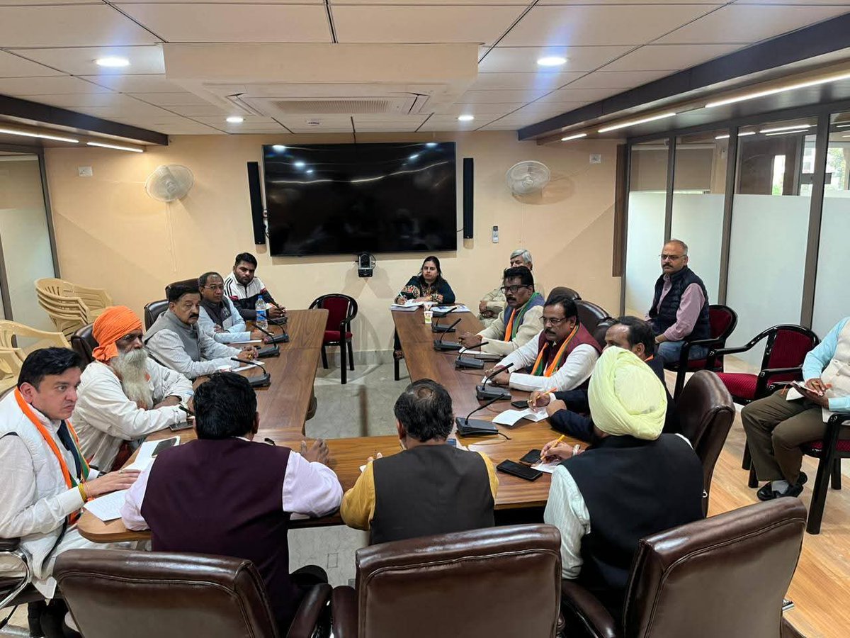 impreetsbakshi's tweet photo. कल @BJP4Delhi कार्यालय पर चुनाव प्रबन्धन समिति की दिल्ली नगर निगम उप चुनाव 2025 को  लेकर संगठनात्मक बैठक हुई जिसकी अध्यक्षता श्री @AjayMahawarBJP जी ने की।
विधायक श्री @AshokGoelBJP जी एवं @gajainderYDVBJP जी भी उपस्थित रहे।
सभी विभागों के कार्यों की समीक्षा हुई और करणीय कार्यो पर चर्चा करी।

@blsanthosh जी, @PavanRanaRSS जी