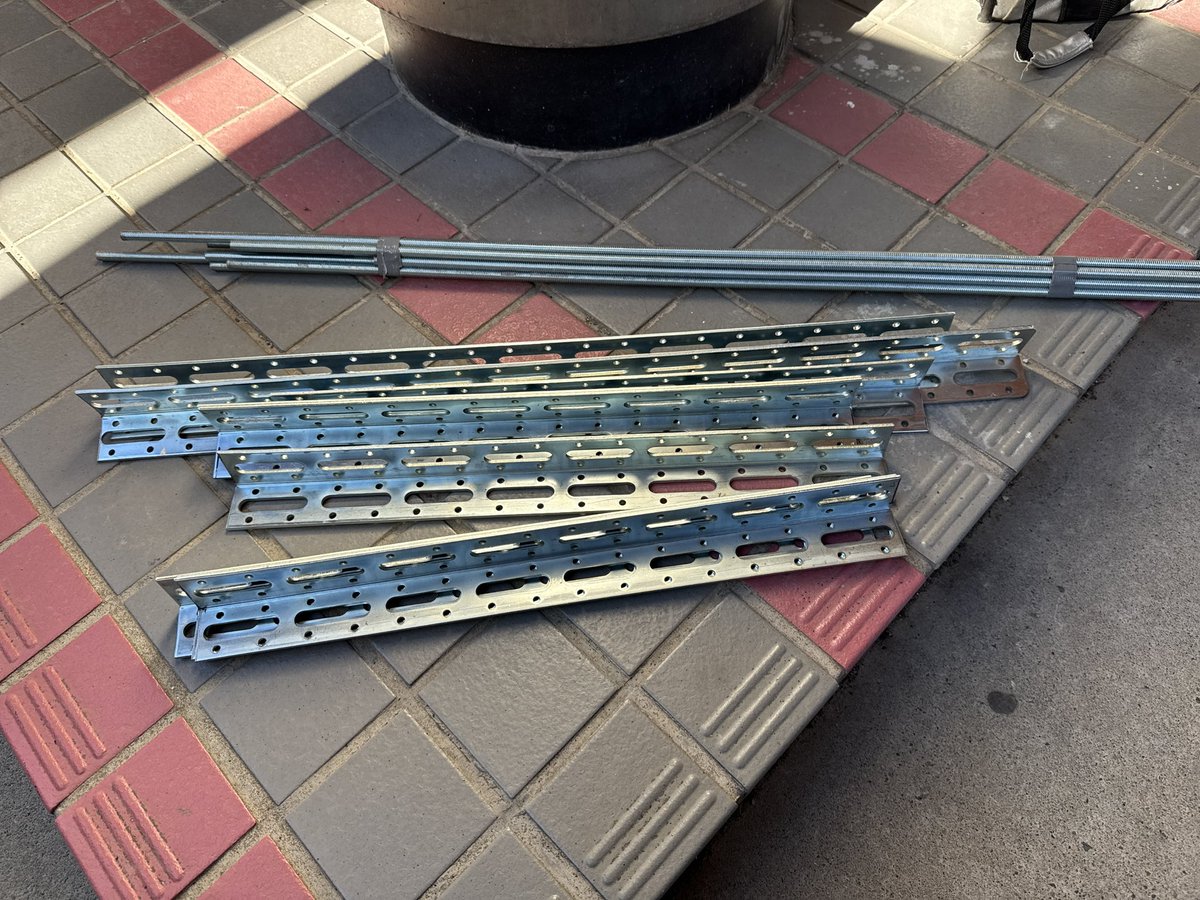 akabori_pr795's tweet image. 以前に産廃のコンテナから拾っておいた使えそうなアングルと全ネジがなかなか役に立ってる。
材料は大事に使いましょう✨

#エアコン屋 #エアコン工事