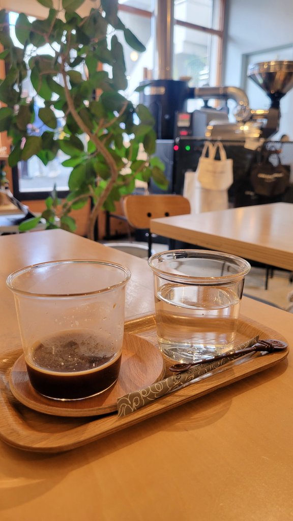Asumo66724493's tweet photo. 今日のエスプレッソ☕
(@RoastDesign )
この席で焙煎機眺めながら「昼間は暖かいなあ〜」と感じる時間が良かった。 https://t.co/NAQPzFTBmk