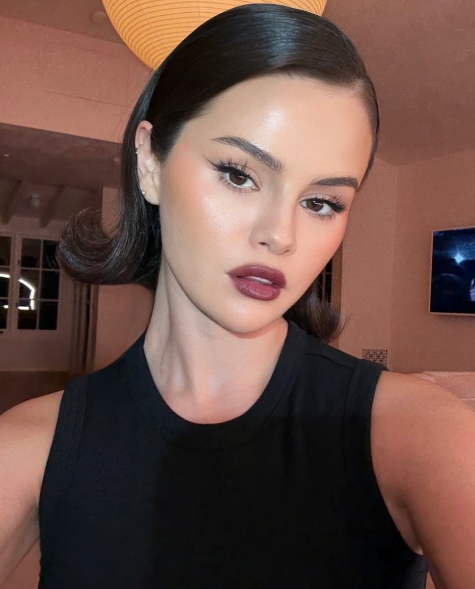 OfficialSGnews's tweet photo. New Selena Gomez selfie 🖤 https://t.co/grB8TDkpOm