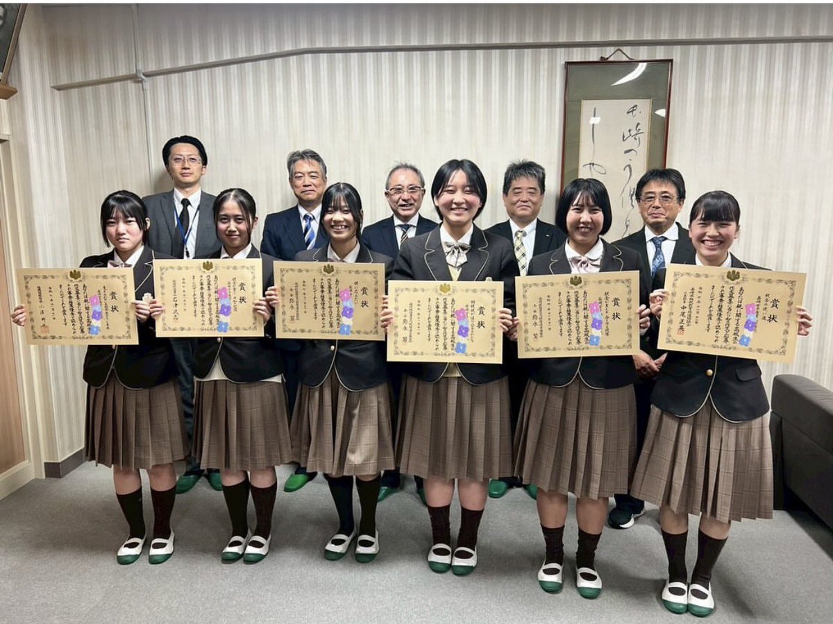 jyoshisho's tweet photo. こんにちは🍙 国税庁が主催する『税に関する高校生の作文』に３年生が応募し、６名が受賞しました❣️税の大切さや社会の仕組みについて、様々な視点で捉えています。
受賞した生徒たちは、「これからも社会の仕組みに関心を持ちたい」と笑顔で語ってくれました☺️✨ #税の作文  #税務署 #税 #作文 https://t.co/KBUESM8sav