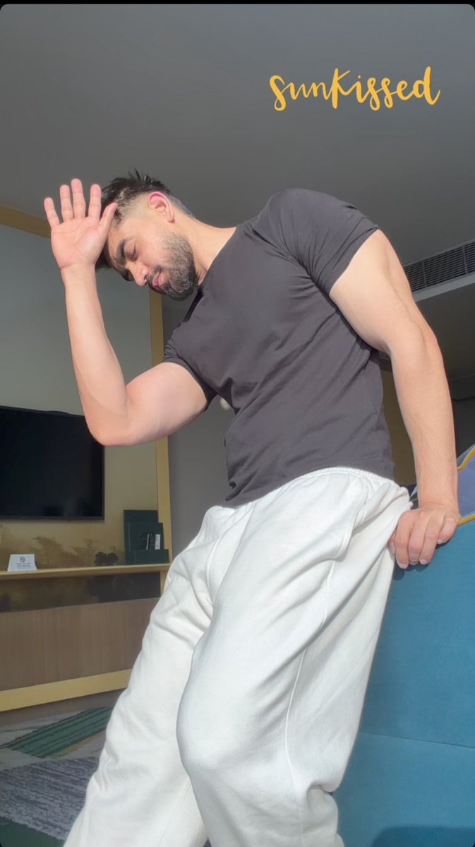 FcAvinashMishra's tweet image. Good morning Avinashians! ☀️

What a gorgeous start to the day  our star @Avinash_galaxy serving pure sunkissed perfection! ✨

Energy, glow and charm on point as always. 💫

• #AvinashMishra #Avinashians•