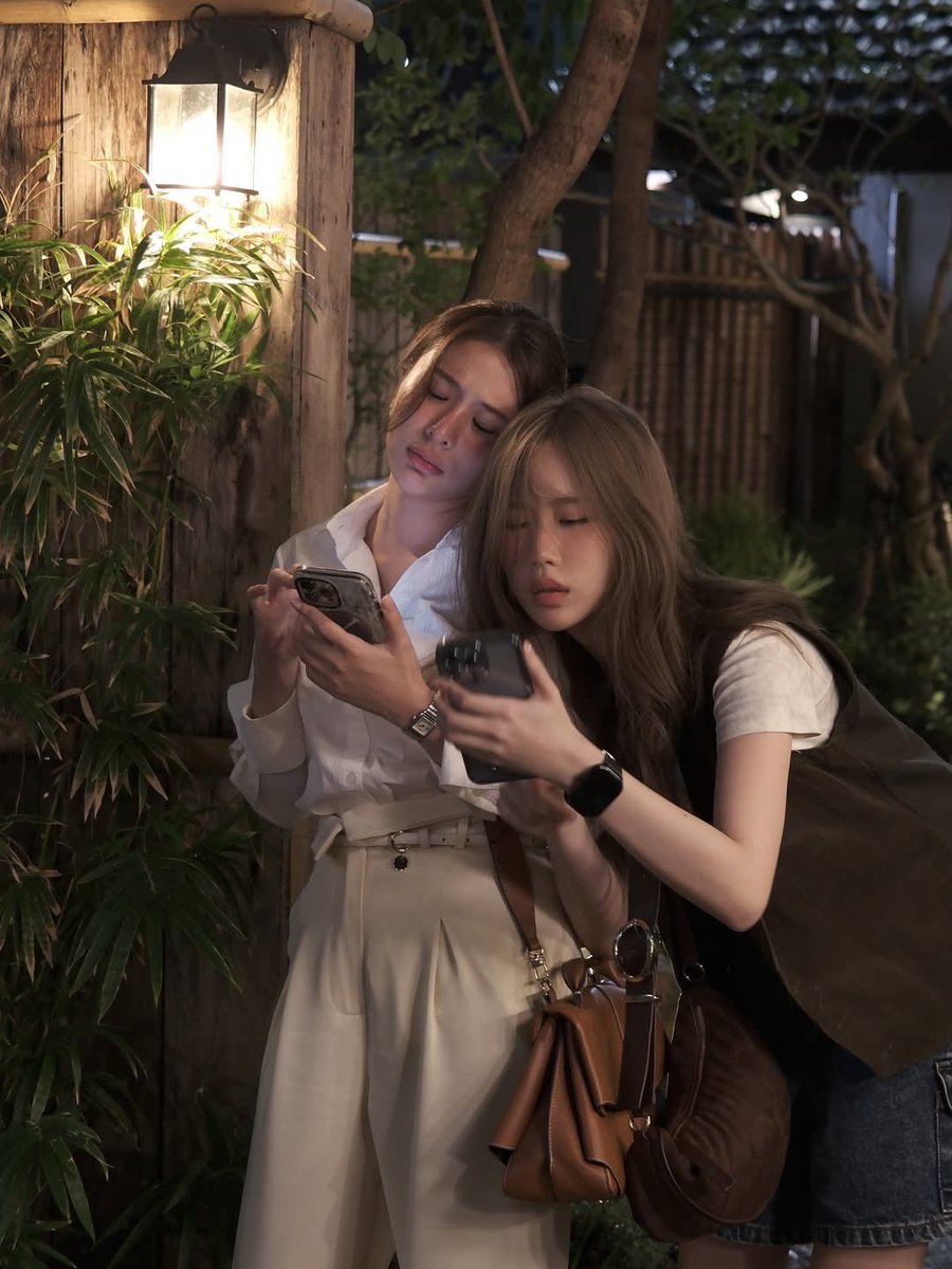 joynarakmak's tweet image. ถ้าถามว่าชอบรูปเซ็ทไหนสุด แล้วจะพลาดเซ็ทไม่เมาเหล้าแล้วแต่เรายังเมารัก สุดจะหักห้ามจิตคิดไฉน ถึงเมาเหล้าเช้าสายก็หายไป แต่เมาใจนี้ประจำทุกค่ำคืน ได้ยังไงล่ะ ถึงตื่นมาชีจะถีบกันตกเตียงก็เอาเถอะ

FINAL DRAFT FINAL LOVE 
#LoveDesignFinalEP