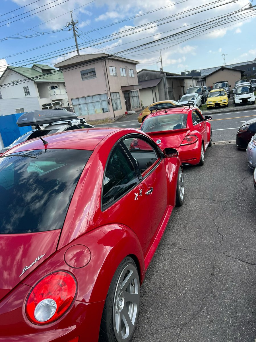 EUROStageTsune's tweet photo. ビートルが沢山だったので写真を撮ろうとしたら野生のザビも映り込んで幸せな状況です💪
#EUROStage #VW #Audi #TheBeetle #NewBeetle #岡山県 #倉敷市 https://t.co/fVh4oUoyDk