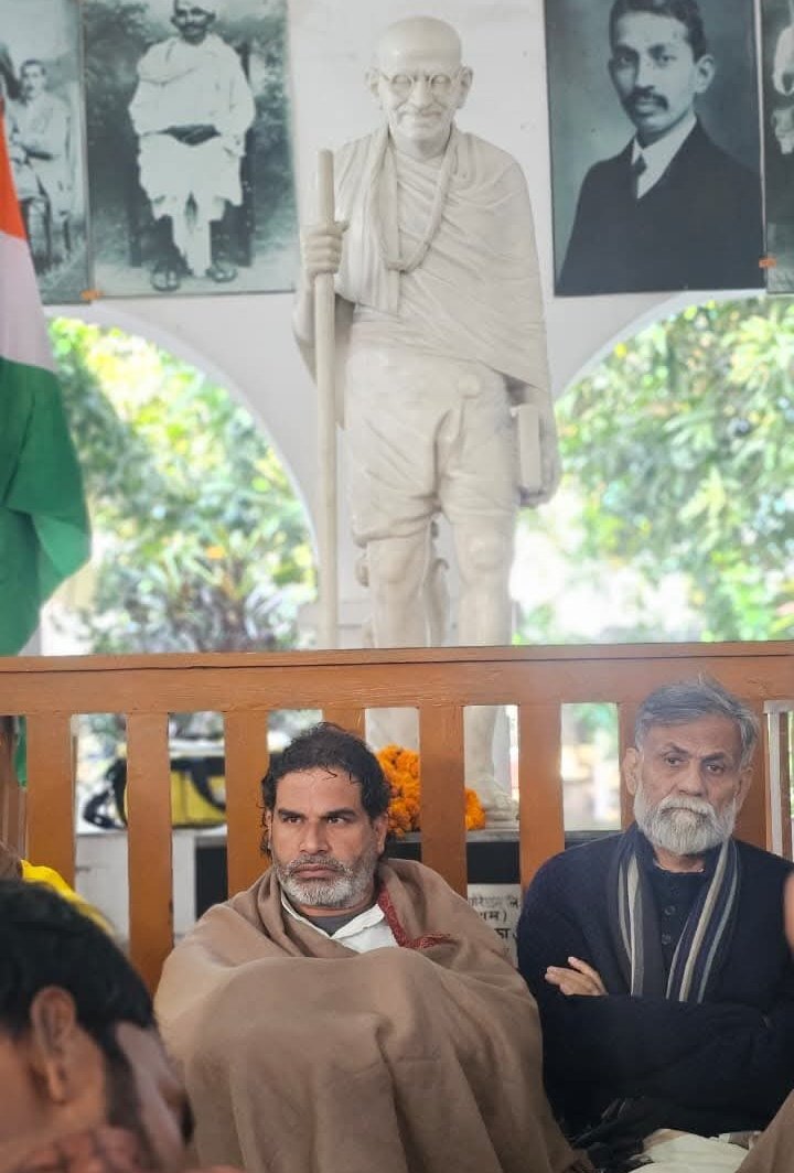 iKumarSaurabh's tweet image. धरती पर सबसे कठिन कार्य है &quot;स्वयं की गलती&quot; को मान लेना, गलती के कारणों का मंथन और पुनः दिव्य ऊर्जा के साथ लक्ष्य हेतु समर्पित हो जाना और

Leader वही है जो &quot;सफलता&quot; अपने टीम में बांट दे और विफलता को आगे बढ़ कर स्वयं स्वीकार कर ले...

PK कोई किंतु परंतु न करते हुए सामने आए, यह…