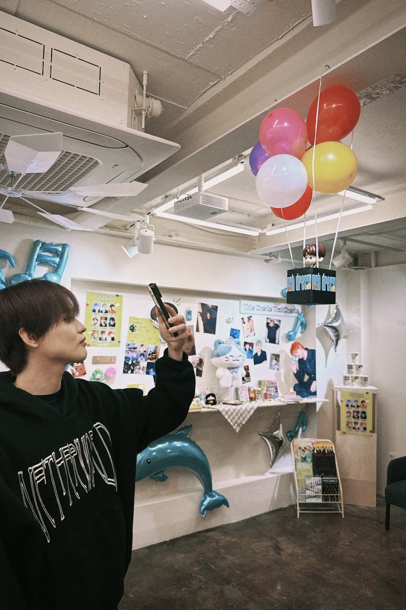 this_kh_that_kh's tweet image. 오픈전..저…. 천러가 왔어요…
세상에 이런 행운이 있을까요??? 

천러가 팬들을 위해 음료결제를 해주고 갔어요
선착 20명 천러가 쏘는 음료 드시고 가세요🐬