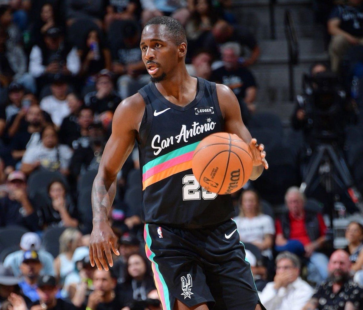 EL DATO: Las 6 asistencias de David Jones-García esta noche son la mayor cantidad para un jugador con contrato "two-way" en la historia de los San Antonio Spurs. El de Rosa Duarte está listo para recibir un contrato standard. #WojDOM