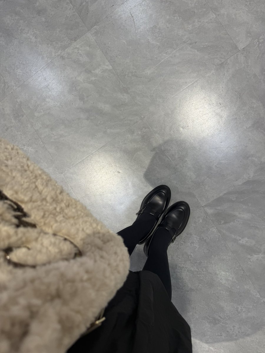 melodymiho1's tweet image. #NERDMIND
#岩田剛典
#diciassette
映画🎬公開初日㊗️
金髪👱

おめでたい日は、おろしたての靴で✨✨😚
合わせやすくて歩きやすいよ🫶
💛🖤👞