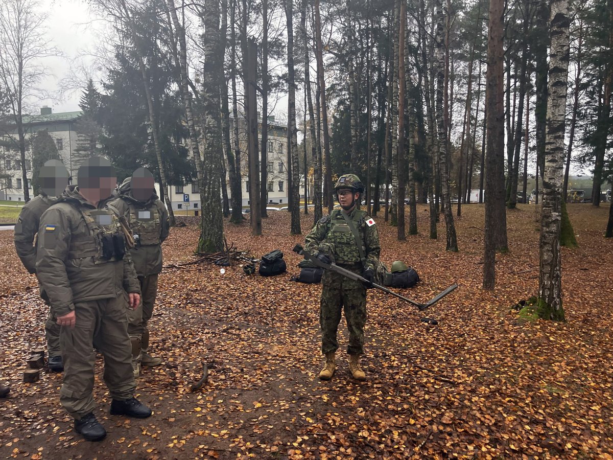 JGSDF_pr's tweet image. 🇯🇵🇱🇹🇮🇸🇩🇰🇳🇴🇸🇪🇫🇮🇺🇦#陸上自衛隊 施設学校および中央即応連隊の隊員２名は、１１月３日から１２月５日にかけて、リトアニアで開催中のウクライナ軍に対する人道地雷除去の教育課程（地雷除去コアリション）に教官として参加しています。…