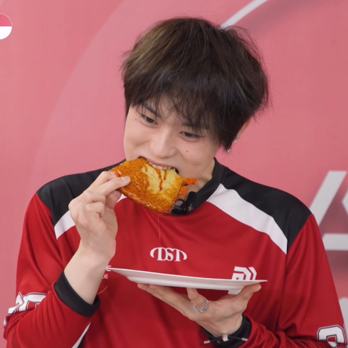O5O978's tweet photo. 근데 불닭소스 범벅인데 꽤 잘먹는거같음
그냥 피자가 맛잇엇나봐 https://t.co/wjLSFAJbr8