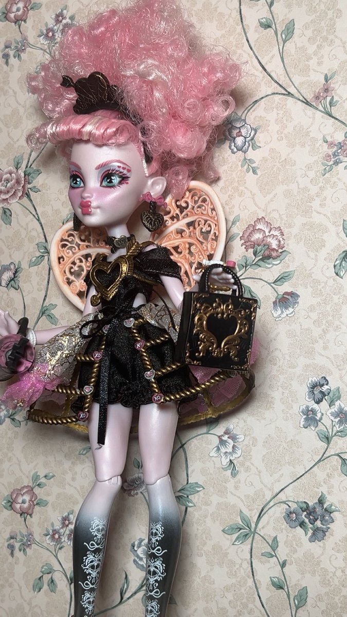 thebratzking's tweet image. my lil makeover on cupid &amp;lt;3 

got rid of all the red and blue in her color story and made her gorgeous 

need to do her hair still tho lolz