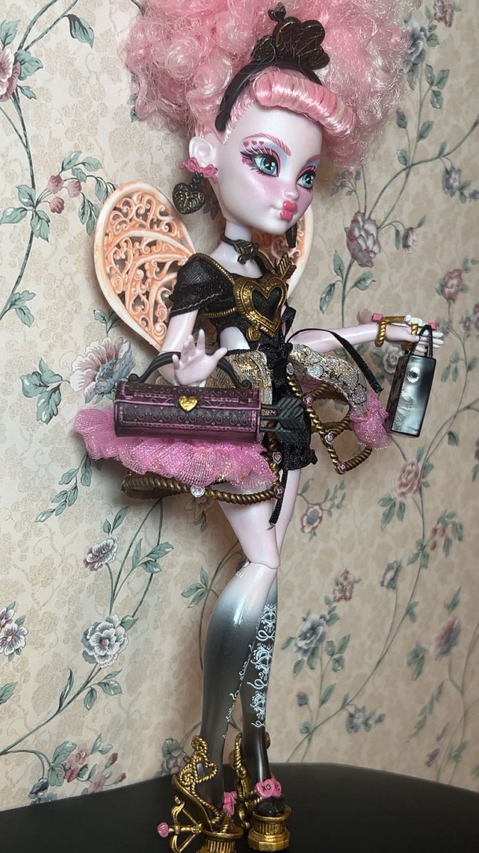 thebratzking's tweet image. my lil makeover on cupid &amp;lt;3 

got rid of all the red and blue in her color story and made her gorgeous 

need to do her hair still tho lolz