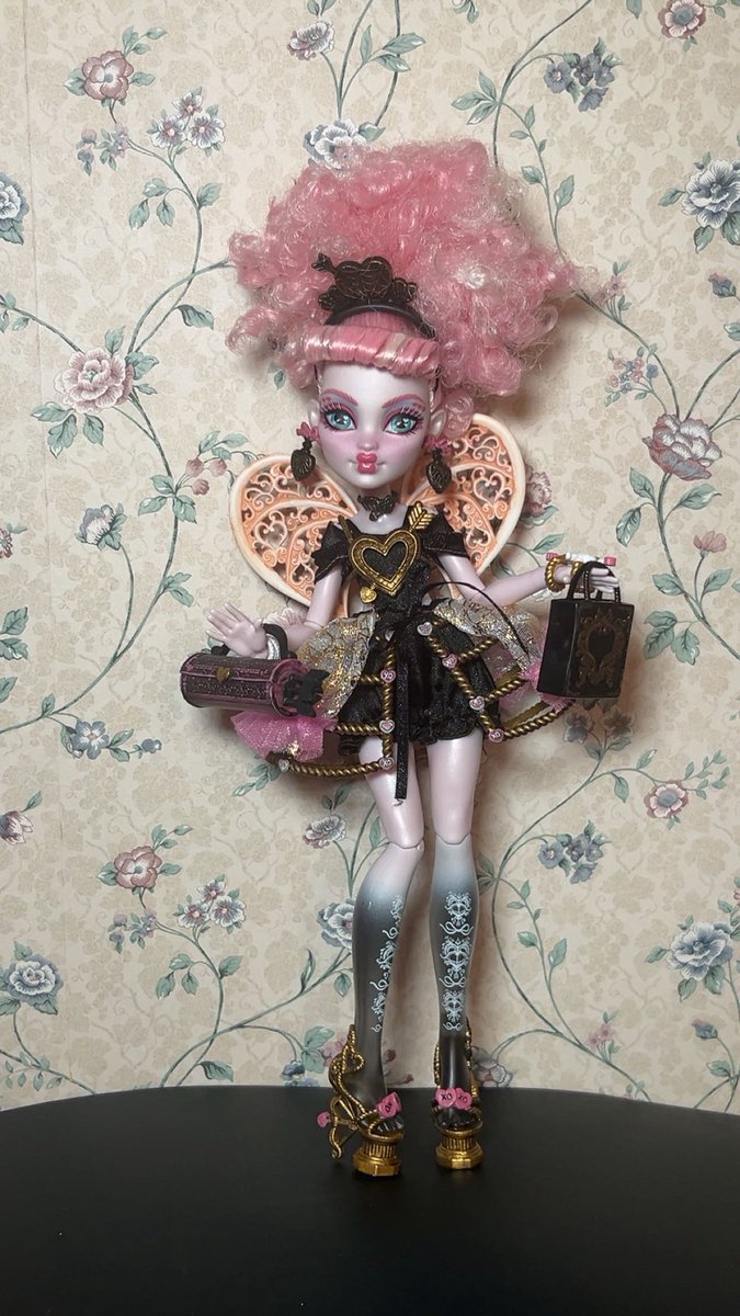 thebratzking's tweet image. my lil makeover on cupid &amp;lt;3 

got rid of all the red and blue in her color story and made her gorgeous 

need to do her hair still tho lolz