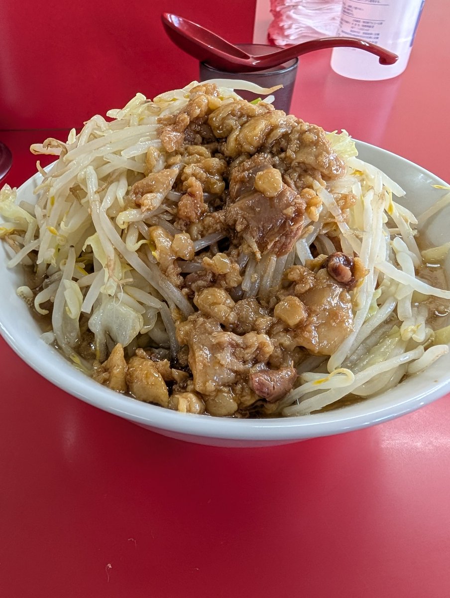 kattoto's tweet photo. ラーメン二郎 柏
並ラーメンYAK
11/21 12:50 外待ち4人目に接続
久し振りの直系🍜
最近はインスパで頂く事が多かったが、やはり欲求の満たされた感が違いますね
アブラが美味しい🤤
新しいえんじ色のレンゲを追加されてましたね
豚さんも1本の1/3位の塊が😱
ゴチでした！ https://t.co/znFZUo4tQv