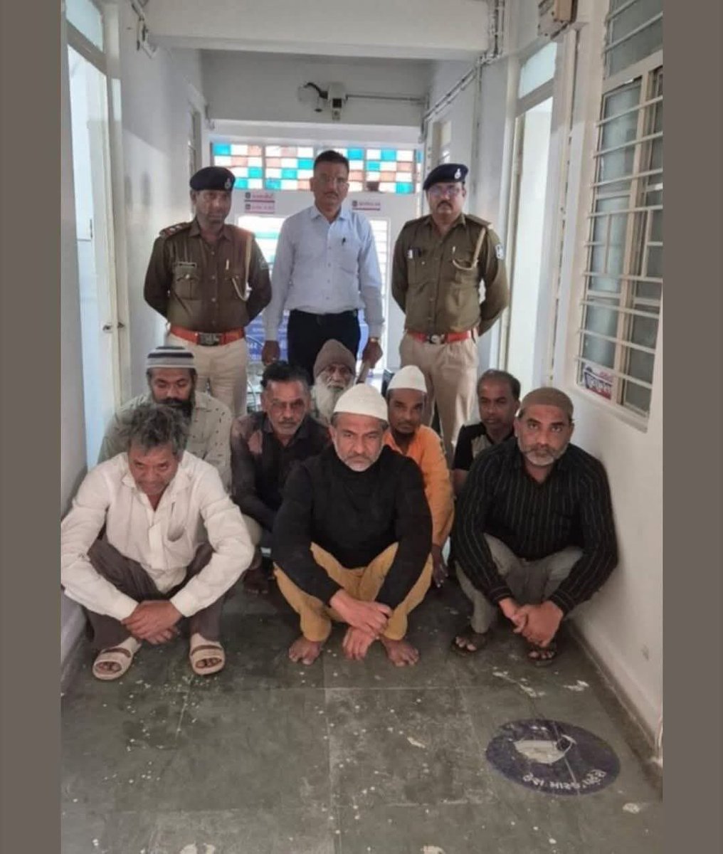 ramesingh's tweet image. गुजरात में मुसलमानों ने पंजाब समझकर हिंदुओं की दुकानों पर कब्जा कर लिया, दावा करते हुए कि ये वक्फ बोर्ड की मिल्कियत है, और उन्हें खाली कराने के लिए सारा सामान बाहर फेंक दिया।
फिलहाल, वक्फ वाले गुजरात पुलिस द्वारा इलाजरत हैं 😅