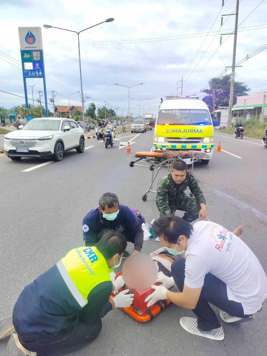 army2pr's tweet image. (19 พ.ย.68) สิบเอก ศุภกร ชาติชนะ ตำแหน่ง ช่วยราชการการ กองบัญชาการมณฑลทหารบกที่ 27 ได้ให้การช่วยเหลือผู้ประสบอุบัติเหตุรถจักรยานยนต์เฉี่ยวชนกันบนท้องถนน บริเวณเส้นทางร้อยเอ็ด-วาปีปทุม  มีผู้บาดเจ็บ 1 ราย มีบาดแผลที่ศรีษะและแผลถลอกตามร่างกาย จึงเข้าให้การช่วยเหลือปฐมพยาบาล