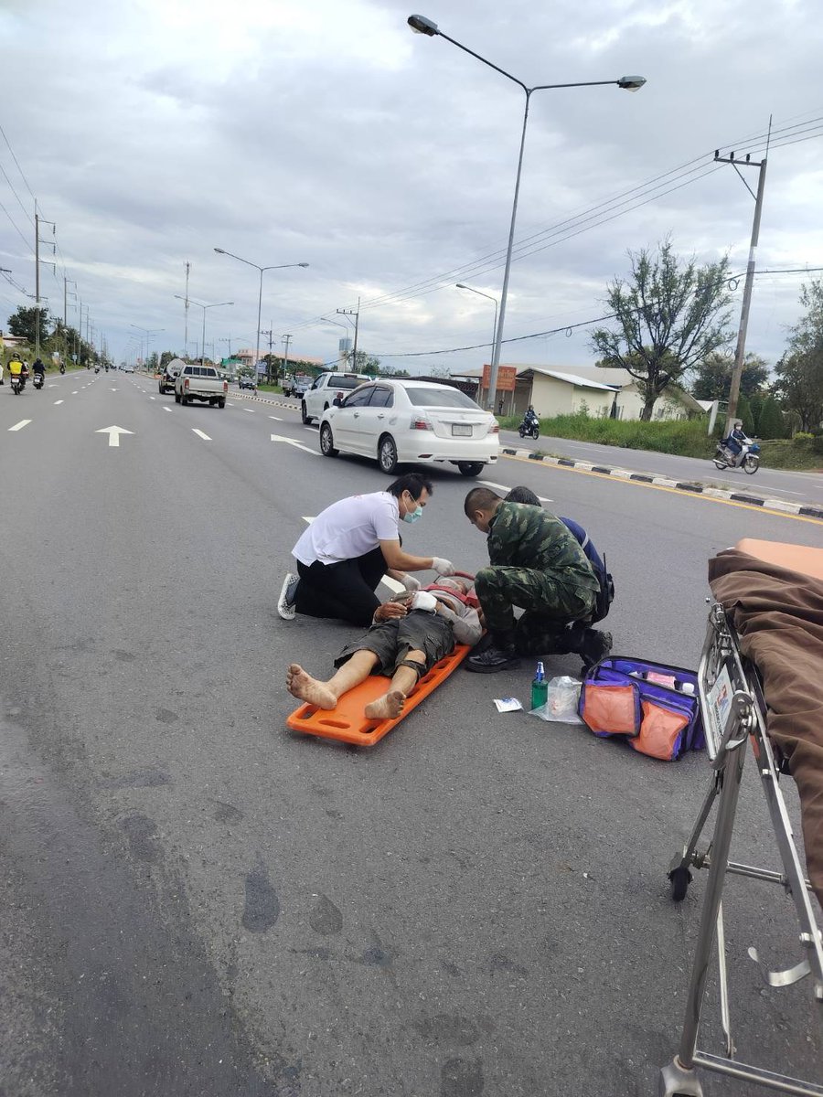army2pr's tweet image. (19 พ.ย.68) สิบเอก ศุภกร ชาติชนะ ตำแหน่ง ช่วยราชการการ กองบัญชาการมณฑลทหารบกที่ 27 ได้ให้การช่วยเหลือผู้ประสบอุบัติเหตุรถจักรยานยนต์เฉี่ยวชนกันบนท้องถนน บริเวณเส้นทางร้อยเอ็ด-วาปีปทุม  มีผู้บาดเจ็บ 1 ราย มีบาดแผลที่ศรีษะและแผลถลอกตามร่างกาย จึงเข้าให้การช่วยเหลือปฐมพยาบาล