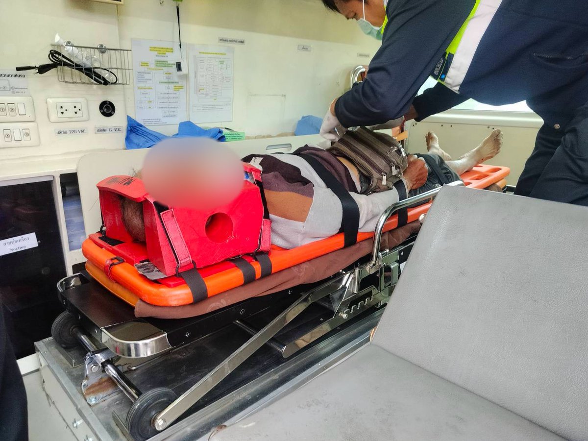 army2pr's tweet image. (19 พ.ย.68) สิบเอก ศุภกร ชาติชนะ ตำแหน่ง ช่วยราชการการ กองบัญชาการมณฑลทหารบกที่ 27 ได้ให้การช่วยเหลือผู้ประสบอุบัติเหตุรถจักรยานยนต์เฉี่ยวชนกันบนท้องถนน บริเวณเส้นทางร้อยเอ็ด-วาปีปทุม  มีผู้บาดเจ็บ 1 ราย มีบาดแผลที่ศรีษะและแผลถลอกตามร่างกาย จึงเข้าให้การช่วยเหลือปฐมพยาบาล