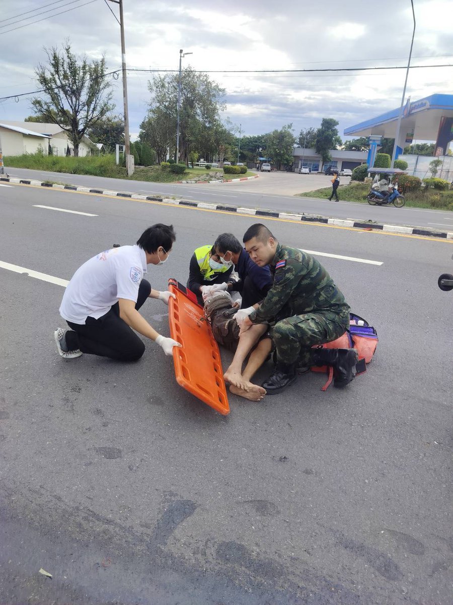 army2pr's tweet image. (19 พ.ย.68) สิบเอก ศุภกร ชาติชนะ ตำแหน่ง ช่วยราชการการ กองบัญชาการมณฑลทหารบกที่ 27 ได้ให้การช่วยเหลือผู้ประสบอุบัติเหตุรถจักรยานยนต์เฉี่ยวชนกันบนท้องถนน บริเวณเส้นทางร้อยเอ็ด-วาปีปทุม  มีผู้บาดเจ็บ 1 ราย มีบาดแผลที่ศรีษะและแผลถลอกตามร่างกาย จึงเข้าให้การช่วยเหลือปฐมพยาบาล