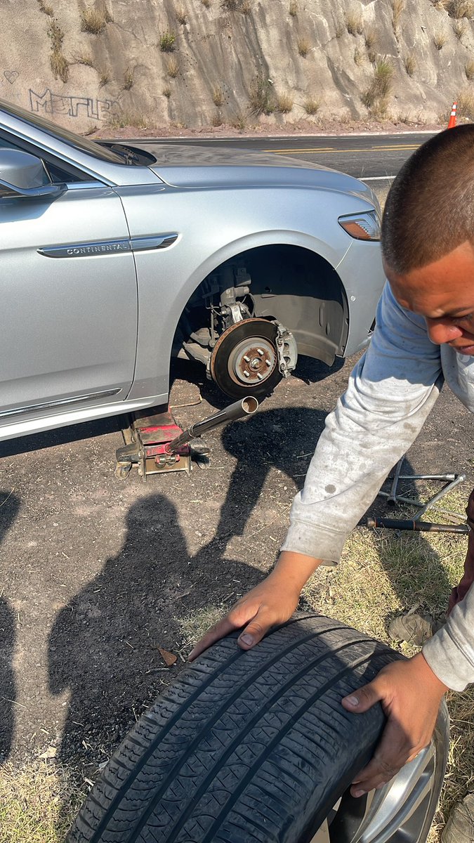 armandoLopez_mx's tweet photo. Alguien que no está haciendo bien su trabajo me debe una llanta de 10k (carretera Silao - San Felipe) https://t.co/rcjPcGacYe