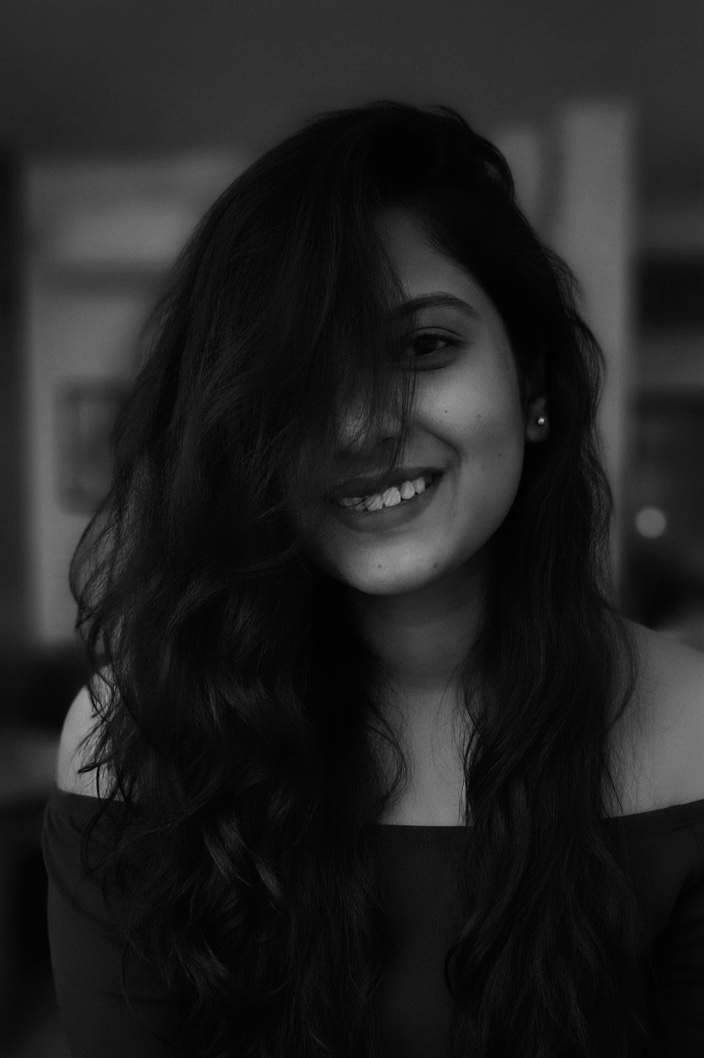 है बहार के लब पर मेरे लब की तारीफ़ें
गेसुओं के बारे में बदलियाँ बताती हैं

तिश्नगी जो मन में है बेकली जो तन में है
नर्म-ओ-गर्म होठों की सुर्ख़ियाँ बताती हैं

-Divya 'sabaa'