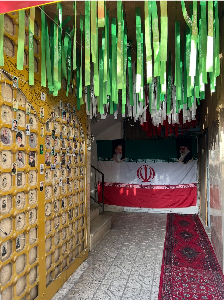 Rahimi_107's tweet image. تو همین راهروی باریکِ مسجد محله‌مون هر عکس یه سلامه، یه تلنگر… یه یادآوری که امنیت امروز، امضای #بسیج_مردم و خو.ن شهد.است.

#لشکر_خدا