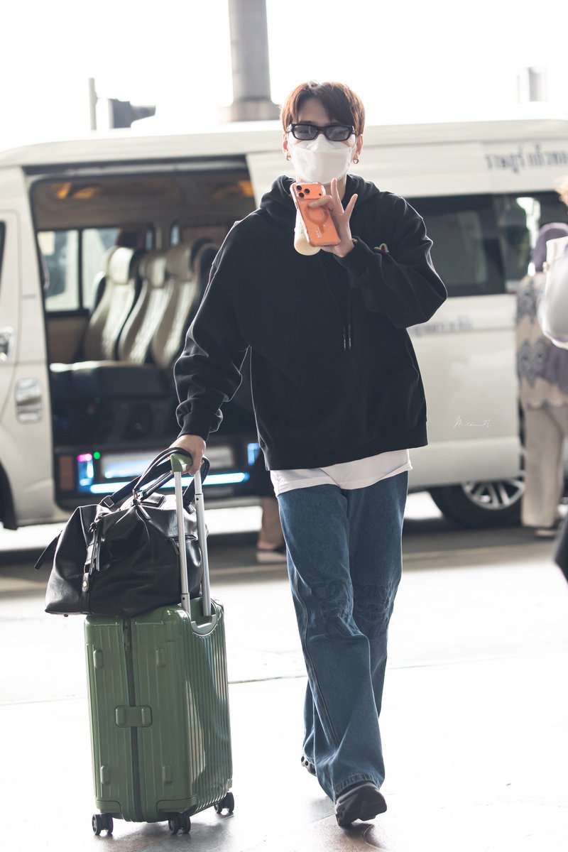 MilkmenFL's tweet photo. Safe flight ✈️ ค่าบบ คนหล่อของ Milkmen 😍

#ยูยู่ของคุณพี #KristPerawat @kristtps https://t.co/GKZi2oahIc