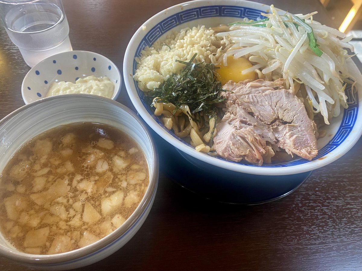 kururu000000's tweet photo. 太宰食堂
11月昼限定麺
ブラックまぜ・つけ麺　400g
ずっと気になっててやっと来れた🙌

絞められた麺にキレっキレのまぜそばタレがそのままでも美味い🍜
つけダレは酸味強めでまた別物の味へ変化する👀2度美味しいつけ麺👏
トッピングのガリマヨもナイスアクセント👍

これは大ヒットなのでまた行こ‼️ https://t.co/cWWnEG8tpq