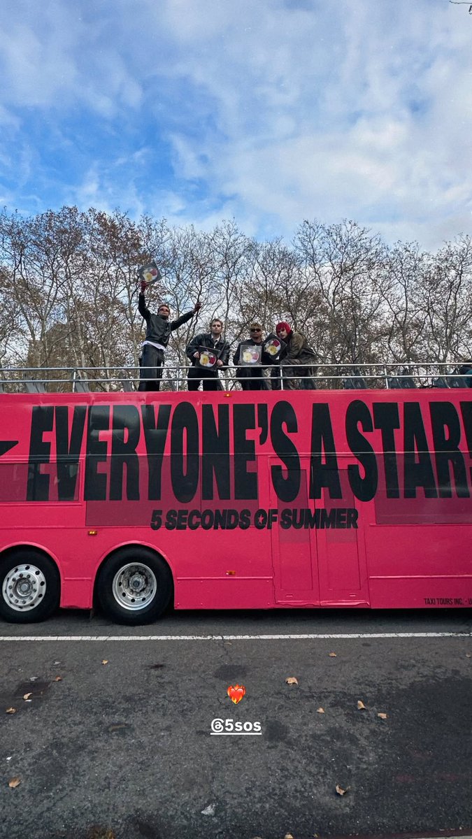 5SOSUpdES's tweet image. ◜📢◞ #INFOSOS — Ryan Fleming compartió una foto de #5SecondsofSummer en el autobús rosa que los llevó de Columbus Circle a Times Square a través de sus historias ♥️📷

🔗: instagram.com/stories/ryanfl…

#EVERYONESASTAR! YA DISPONIBLE:
5secondsofsummer.lnk.to/eas

#YourFavoriteBoyBand 🌟