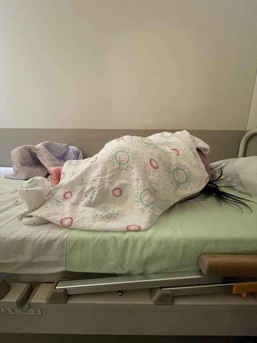 6歳で初めてのユニバ
夫婦ともに15年ぶりのユニバ
とても楽しみにしてたけど、
高熱が出てきてすぐに退場🥲🥲
またリベンジしようね…💪🏻
お土産買って帰ろう。