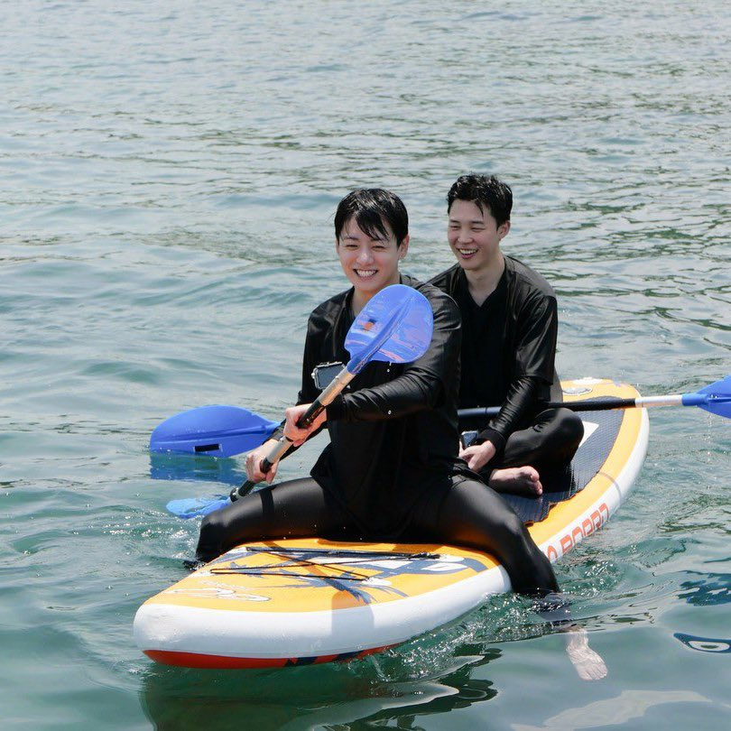 fluffkkyu's tweet image. jimin&apos;s not even holding the paddle he&apos;s letting jungkook do all the work i&apos;m crying