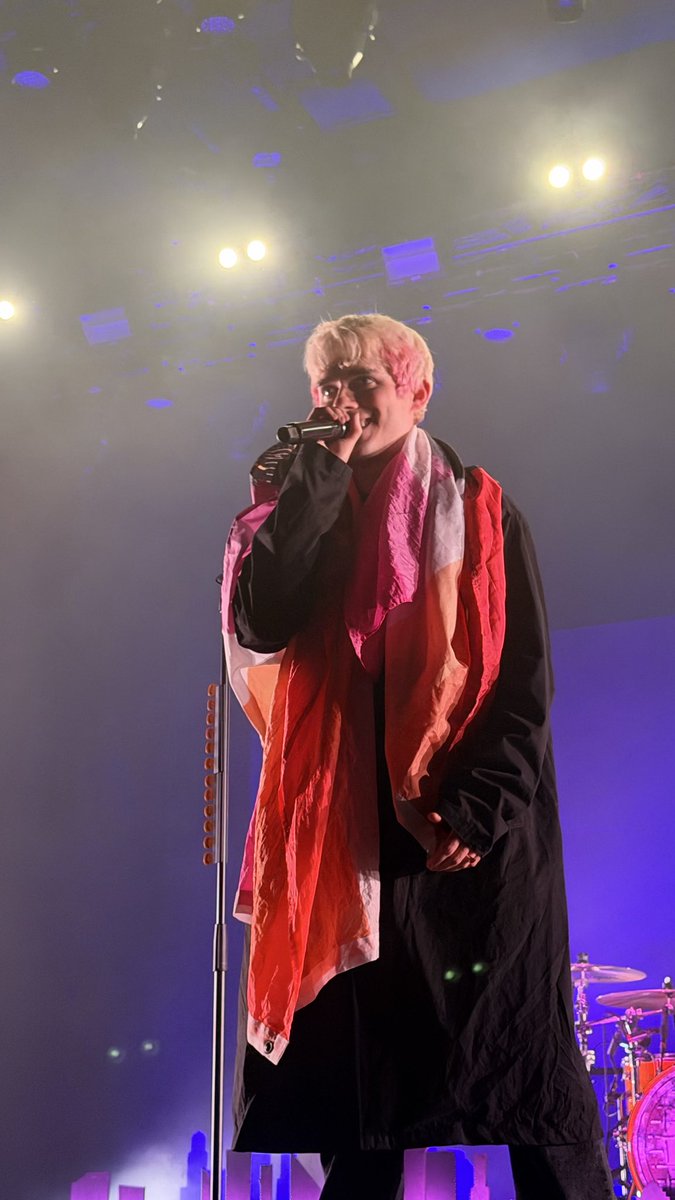 SOURPARX's tweet photo. AWSTEN KNIGHT LOVES LESBIANS https://t.co/lxWiOdo2hK
