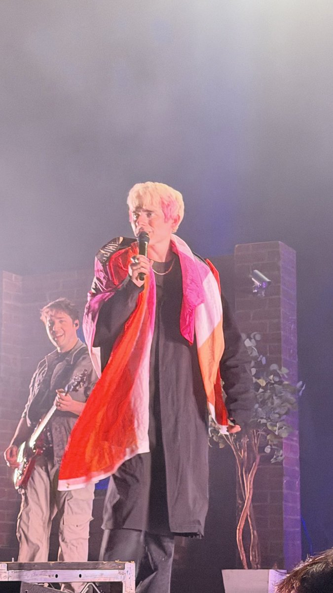 SOURPARX's tweet photo. AWSTEN KNIGHT LOVES LESBIANS https://t.co/lxWiOdo2hK