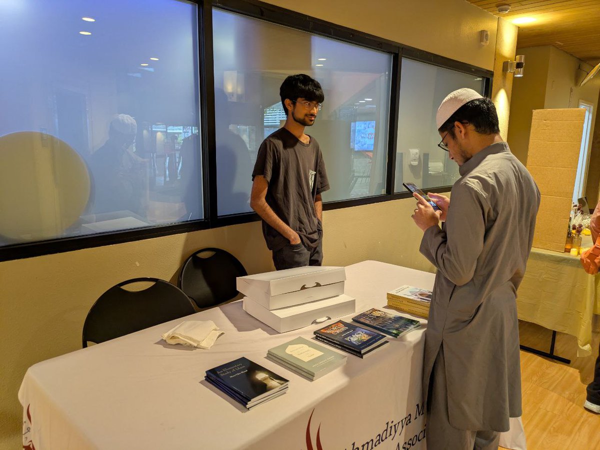 MKA_Dallas's tweet photo. We had another tabligh table at UTD! Our last table for the semester will be on 12/4, InshAllah we will be able to finish off this semester strong 🙏

- 3 Khuddam Volunteers ✅ 
- 10+ Conversations ✅ https://t.co/nfBEvyALGb