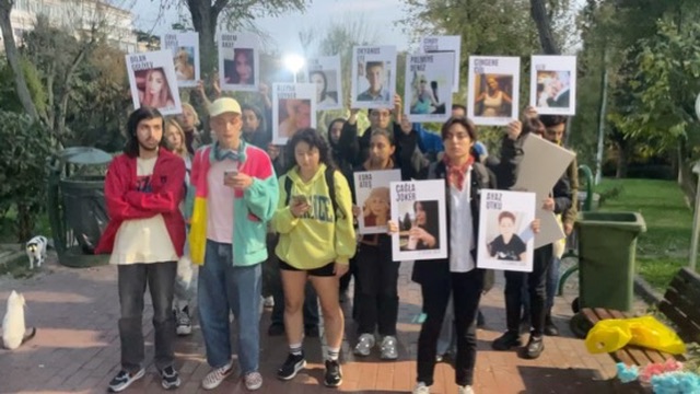 LGBTQ+ aktivistler 20 Kasım Nefret Suçlarına Maruz Bırakılan Transları Anma Günü’nde İstanbul’dan seslendiler. <a href="/21yusufcelik/">Yusuf Çelik</a> &amp; <a href="/mderinnsl/">derin</a> haberi. 

Aktivistler, katledilen transların fotoğraflarını taşıdıkları eylemde, “Bizleri sokaklardan yasaklamak istedikçe, arkadaşlarımızın