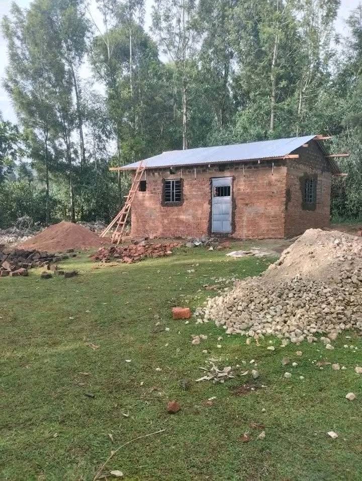 ignyharaz2's tweet image. Good morning. What&apos;s preventing you from owning a house?
For Mgongo punda like this, you&apos;ll need approximately:
20 Dumzazi sheets
2000 pieces of bricks 
4 medium steel windows and a door
Wooden roof.
39 bags of cement 
3 +1 tractors of aggregates
15 D8 rebars
With other minor…