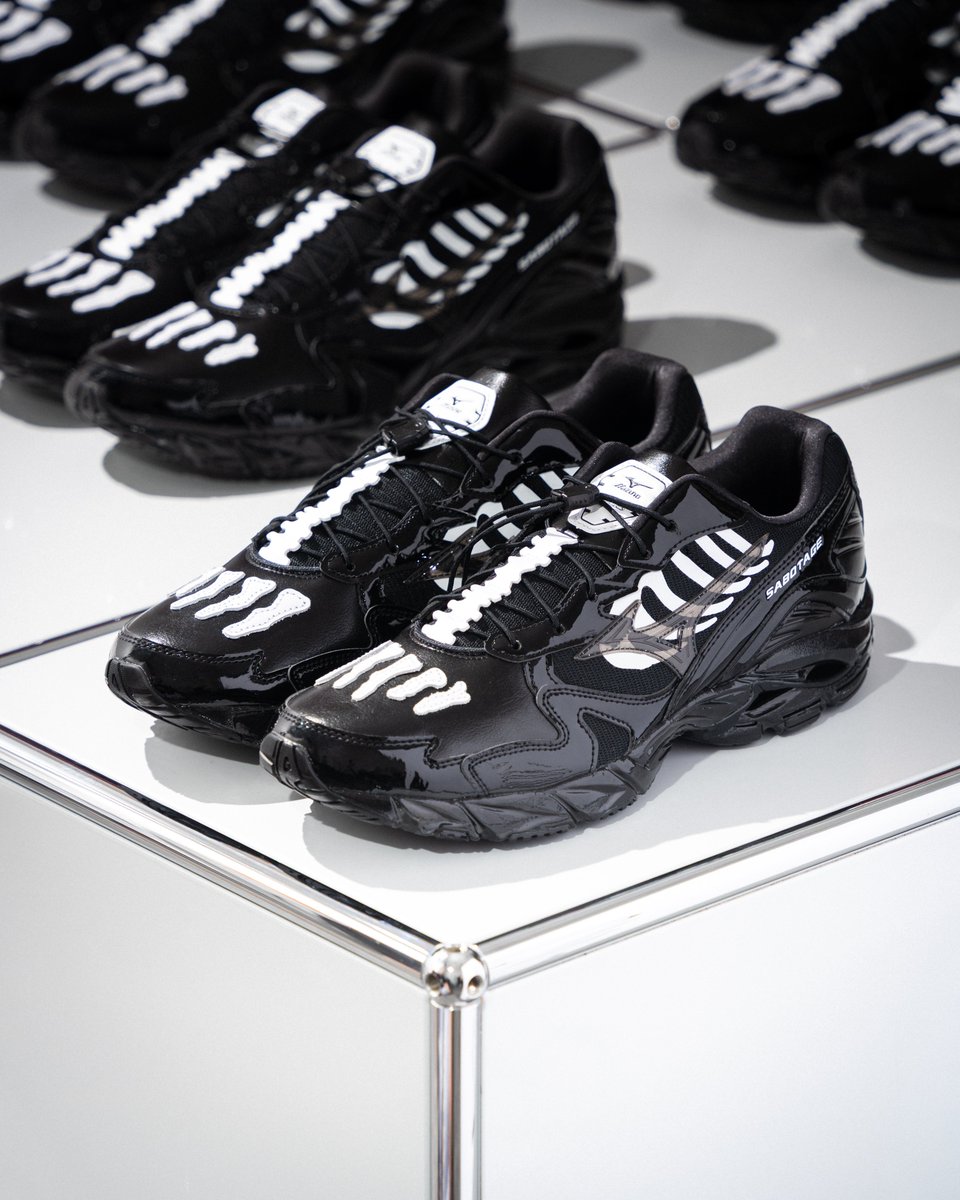 KicksLab_jp's tweet image. 【 New Arrivals l 新入荷 】MIZUNO l “WAVE RIDER 10 × SBTG” Black/Black/White l Available in Store. #KICKSLAB #キックスラボ

商品ページはこちら▼
kickslab.com/blogs/news/miz…