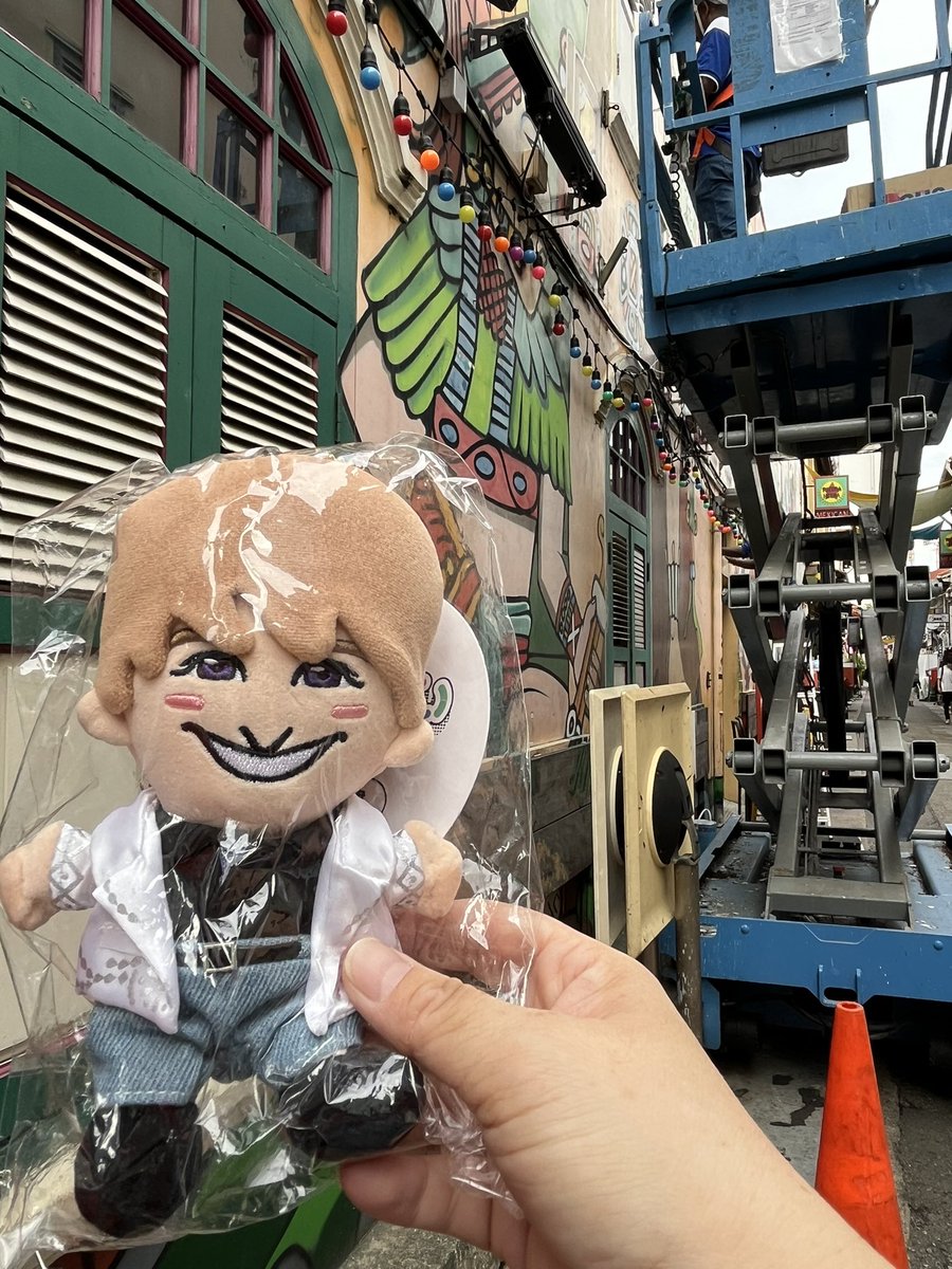 AriaNankai0812's tweet image. 小島くんが歩いたハジレーンと（この辺りで、裏原みたいな場所って言っている）１軒目のヴィンテージショップ。開店前だったので入り口だけ。小島くんが指摘したからか「せ」が足されていた❗️🤭佐野ちゃんがサロンケバヤを買ったお店と近いです。
#QandAぇǃ 
#小島健
#ハジレーン 
#シンガポール