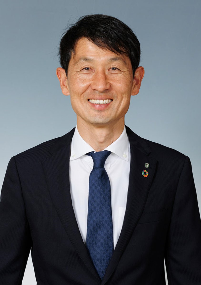 AvispaF's tweet image. 【金 明輝 監督 契約更新のお知らせ】

#アビスパ福岡 は #金明輝 監督との契約を更新し
明治安田J1百年構想リーグ及び2026/2027シーズンも引き続き トップチームの指揮を執ることで合意しましたので、お知らせいたします🔽
avispa.co.jp/news/post-82406

金監督
これからもよろしくお願いします🐝