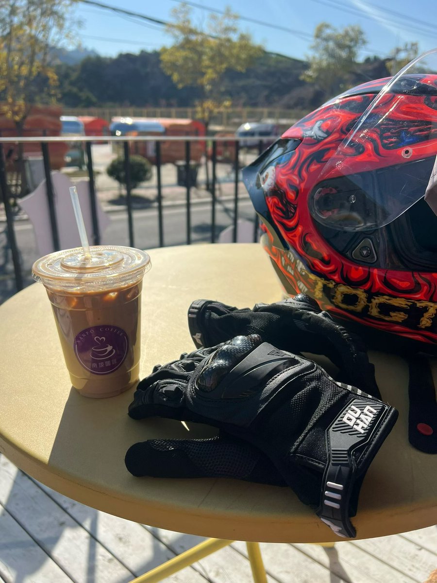 一上午好几个傻逼私信我，问我小红书的人是不是我，与你们这些傻逼互动的工具只有推和通过门槛加的微信，除此之外没有任何和你们傻逼交流的工具，今天休息，别他妈坏了老子兴致，以后也不会加水印，我是一个怕麻烦的人