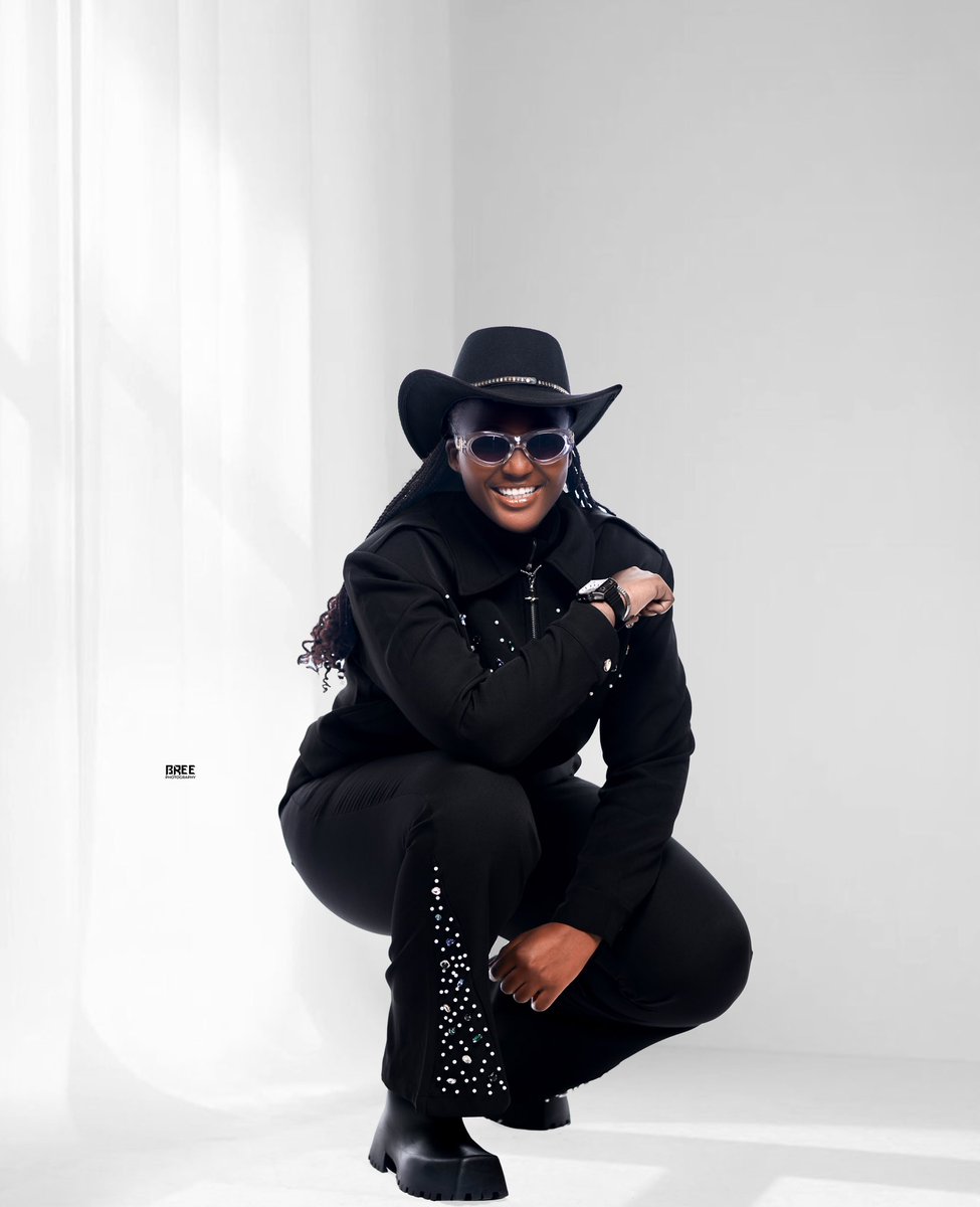 Dorabae19's tweet image. The king herself 😌😌😌😌