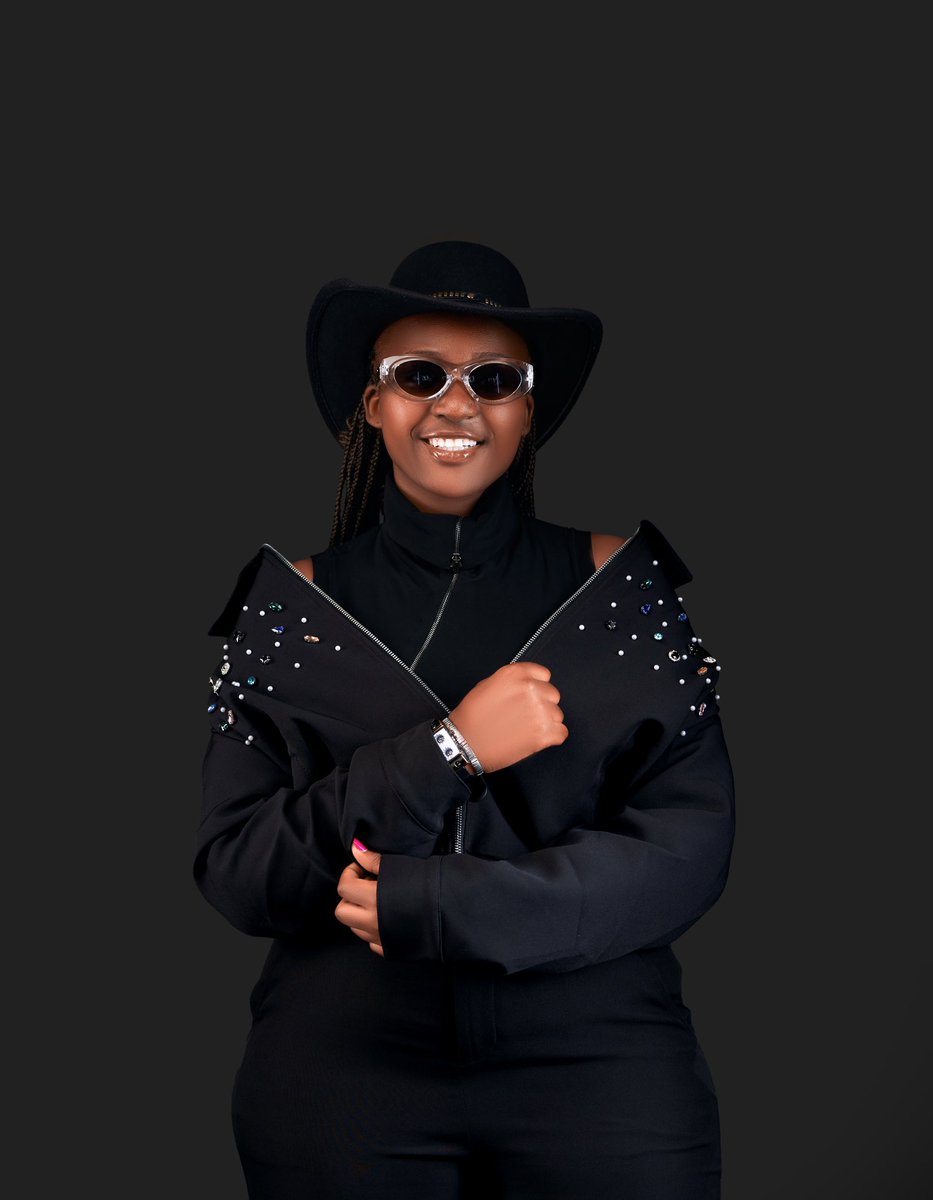 Dorabae19's tweet image. The king herself 😌😌😌😌