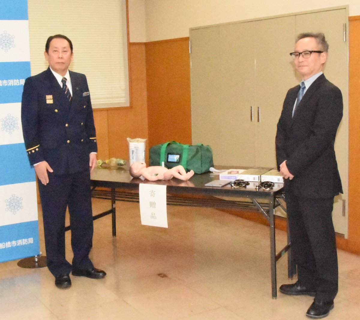 【11/19寄附受入式を執り行いました】
日本中央競馬会 中山競馬場 場長 石川豊様より、新生児蘇生訓練用人形一式をご寄附いただきました。
実技訓練で活用し、消防職員の資質向上に努め、市民の皆様の安心安全を守ってまいります。
#中山競馬場 #寄附 #消防 #救命講習