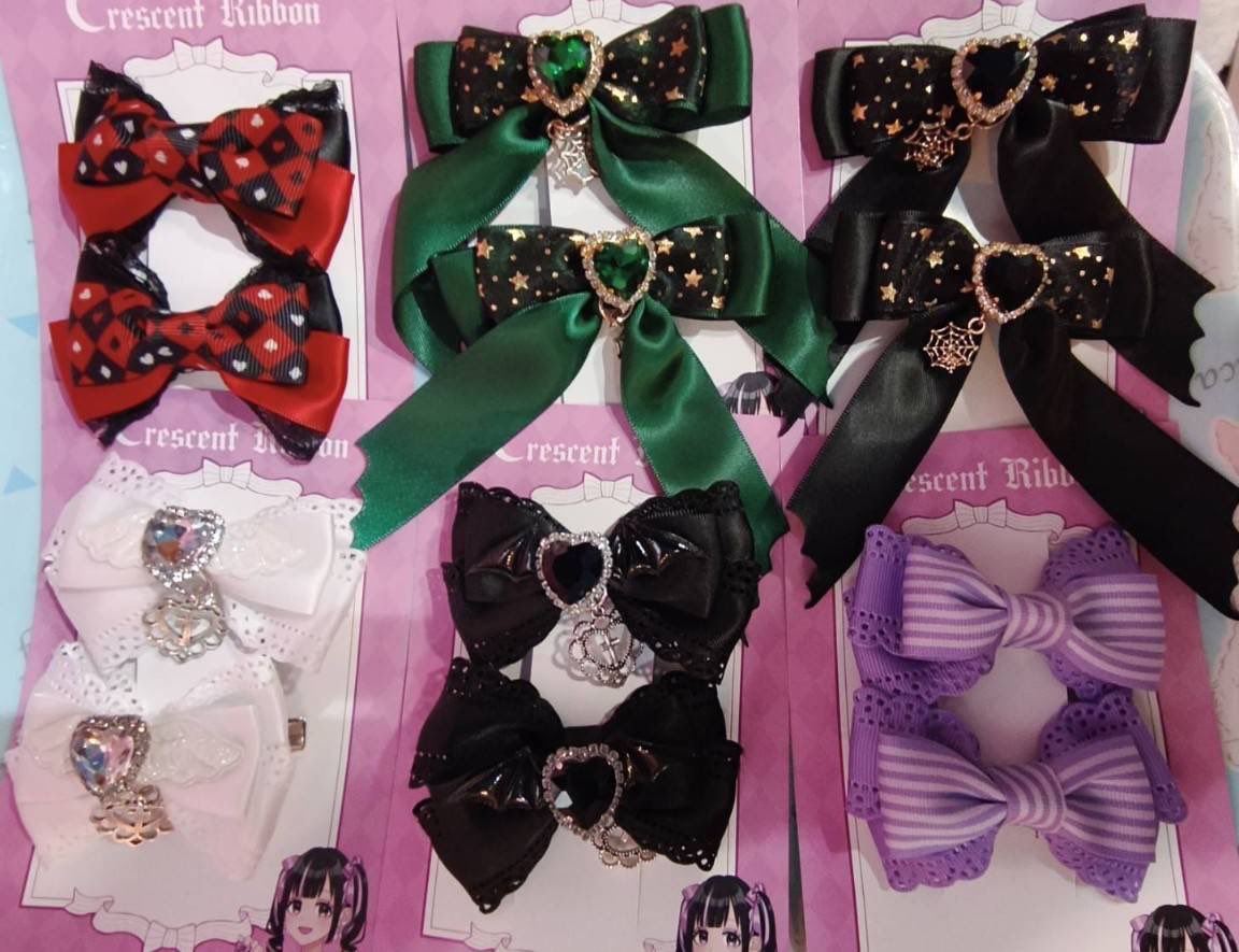 CrescentRibbon さま
<a href="/aketamio/">明田ミオ🦇🖋️</a> 
新商品🎀
kawaii💗🎀2個セットの
リボンクリップが届きました❣️
リボン先の翼🦇のようなカタチが
特徴的なクリップは、
蜘蛛の巣のモチーフと
ゴールドの星柄の組み合わせが可愛い💚🕸
黒のミニリボンには悪魔の羽🦇
白のミニリボンには天使の羽🪽
がついていて