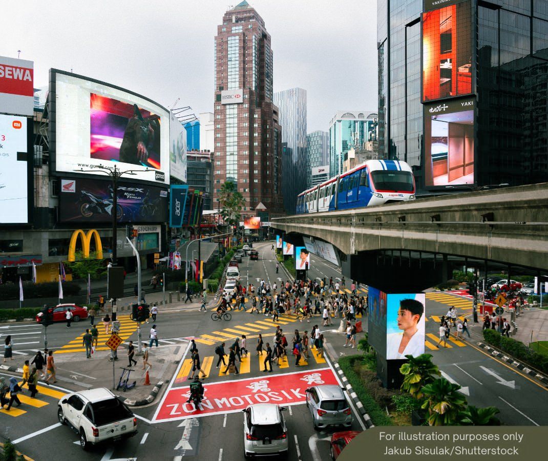 NewsBFM's tweet photo. Malaysia’s major urban areas like the Klang Valley and Penang are facing high population density, with Kuala Lumpur recording 8,235 people per square km.

Housing and Local Govt Minister Nga Kor Ming says the urbanisation rate rose from 71% in 2010 to 75.8% in 2024, leading to overcrowded city schools and shrinking land availability. 

🧵1