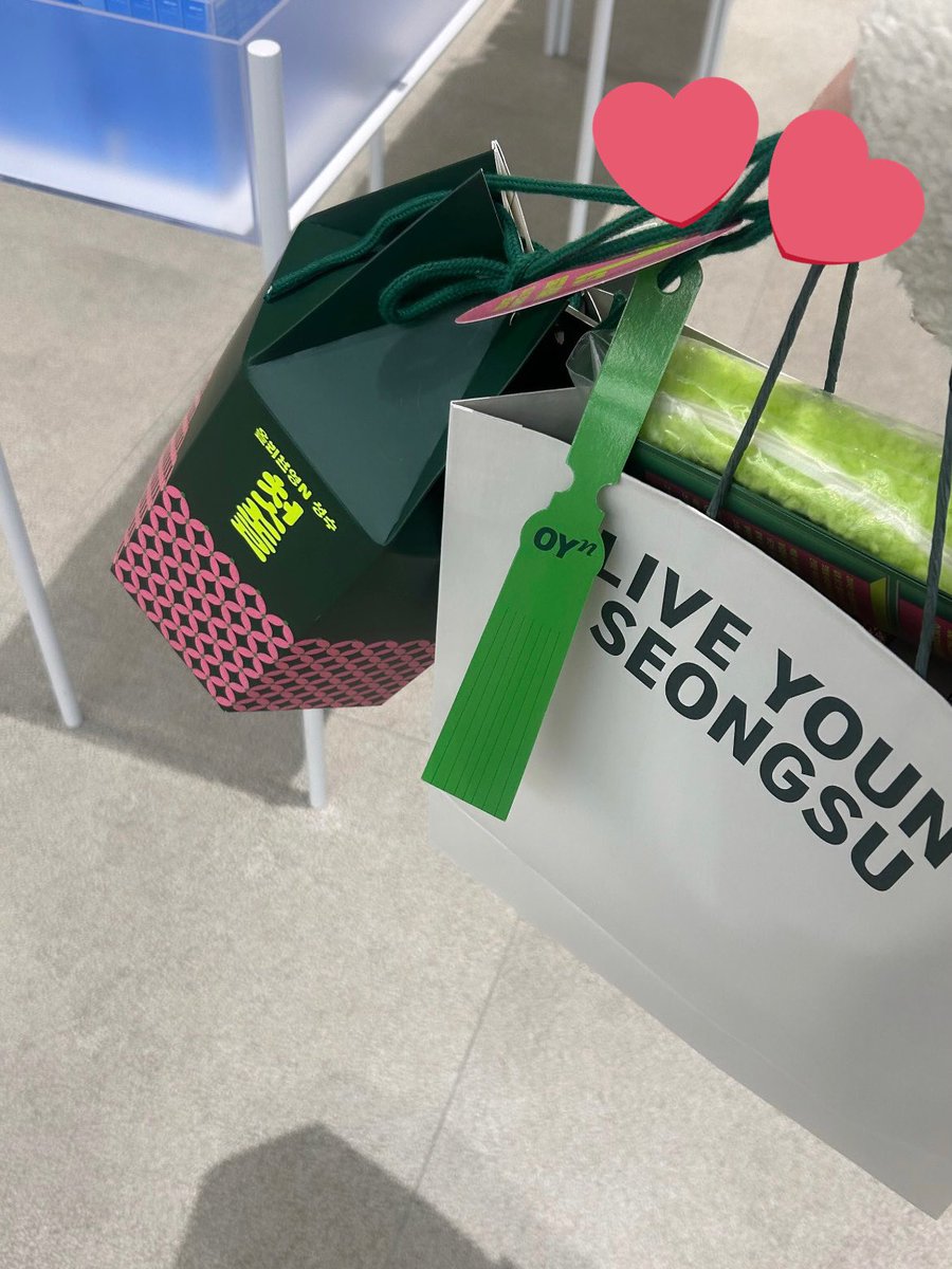 __486B's tweet image. みんなソンスのオリヤン神だから行って✨今月まで12万₩以上買ったら無料ギフト貰える😻👍🏻中身分からないけど私は上段全部入ってた❣️ダルバのミストとセンテラの日焼け止め嬉しい(﹡ƠωƠ֦﹡)
あとバズってたアイウェア店のイケメンはいなかったwww