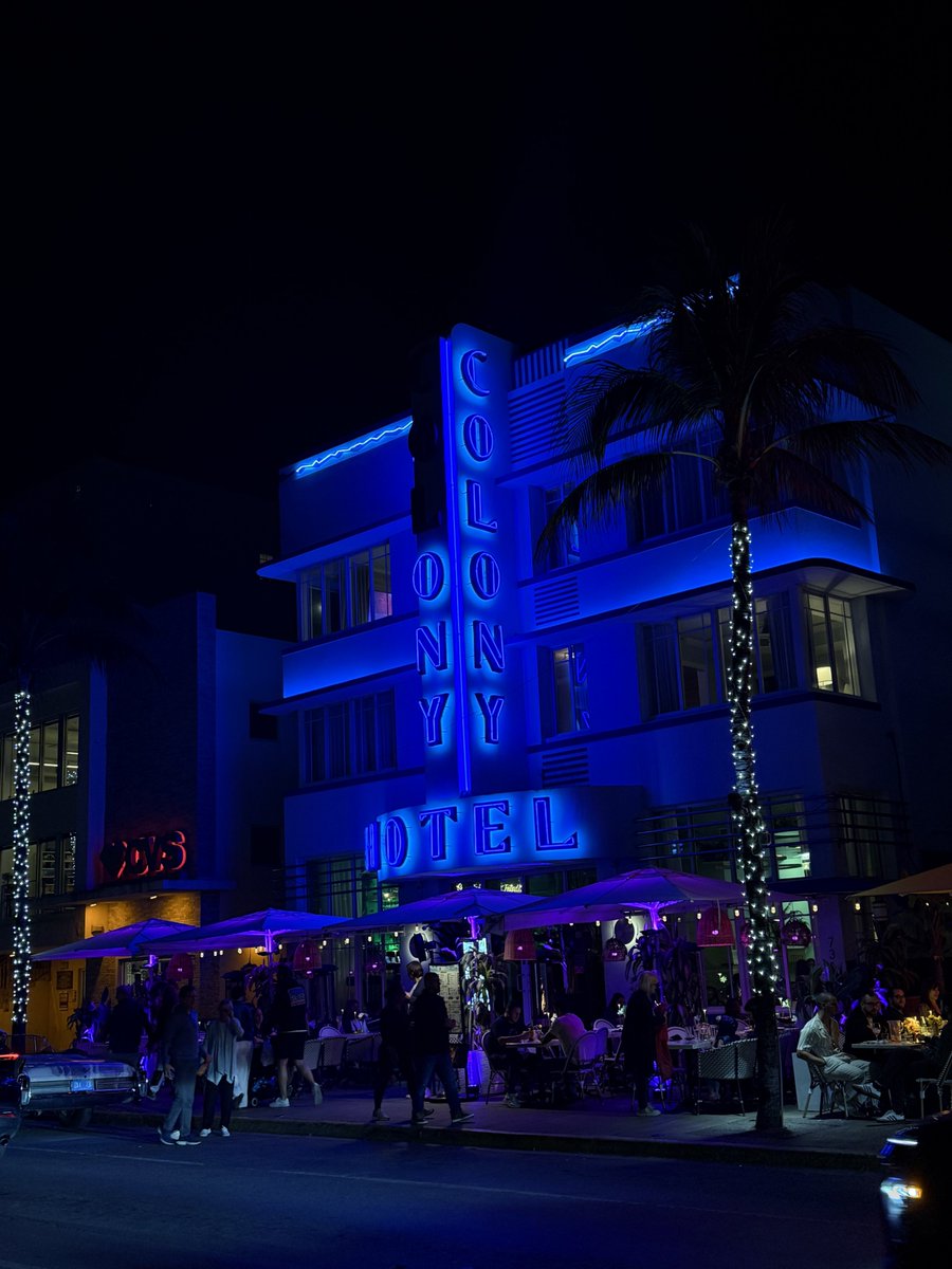 Jenniferrr82's tweet photo. "Neon nights and Art Deco dreams. South Beach has its own rhythm, and I’m here for every beat. 💙🌴"
#MiamiNights #SouthBeachVibes #ArtDecoDistrict #ColonyHotel #OceanDrive https://t.co/eJEpklvMdr
