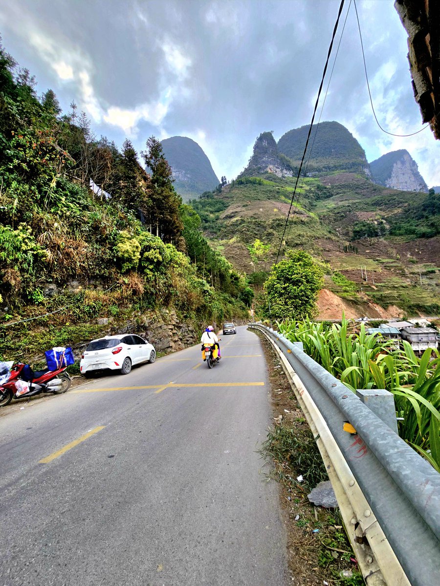 Bkk4you's tweet image. Day 2 on the Hà Giang Loop takes you from misty Yên Minh to majestic Đồng Văn —  across the legendary Mã Pí Lèng 🇻🇳 Vietnam’s King of Passes and into the soul of Mèo Vạc 🏞️ 
🎬 Watch the journey: youtu.be/utSOx2GlZxg
#HaGiangLoop #VietnamTravel #MaPiLengPass #RenOverSea
