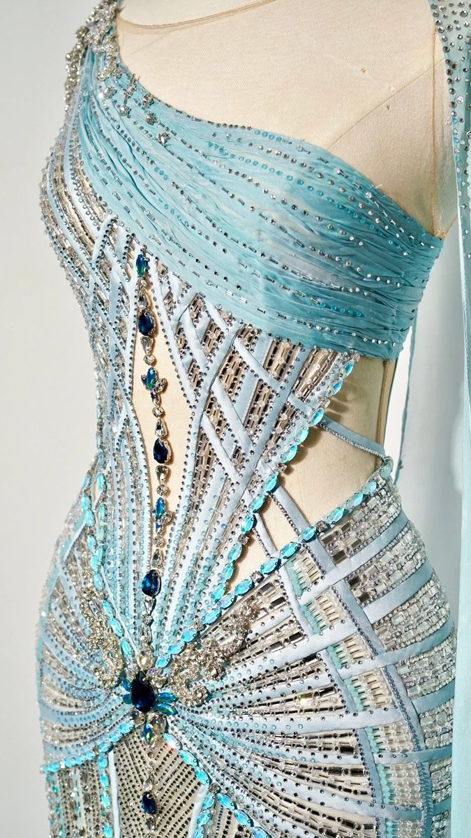 MODTRIMOSA's tweet image. ดีเทลชุดสวยนะ โครงสร้างชุดได้แรงบัลดาลใจมาจากชุดไทย

 #MissUniverse2025 #วีนา #MissUniverseThailand #Veenapraveenar