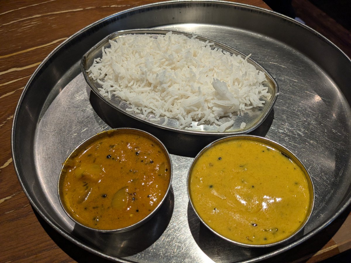 御徒町 ベジキッチン。カディパコラとアルー・ピヤザ・キ・サブジ。久しぶりにこれた。うまいうまい。